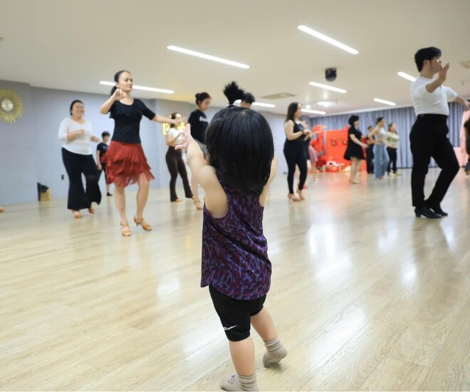 Con gái Khánh Thi  Phan Hiển mới 1 tuổi đã ra dáng kiện tướng dancesport cử chỉ như bà cụ non