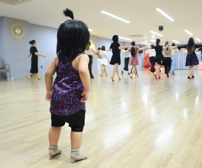 Con gái Khánh Thi  Phan Hiển mới 1 tuổi đã ra dáng kiện tướng dancesport cử chỉ như bà cụ non