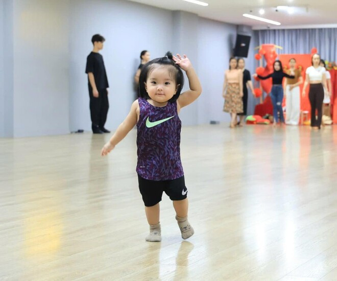Con gái Khánh Thi  Phan Hiển mới 1 tuổi đã ra dáng kiện tướng dancesport cử chỉ như bà cụ non