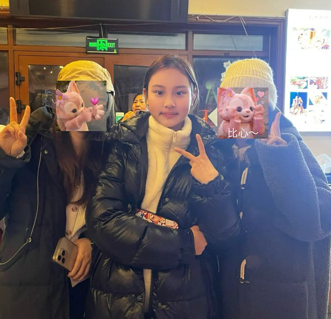 Con gái Lý Tiểu Lộ từng bị chê xấu nay hóa mỹ nhân nghi ngờ thẩm mỹ