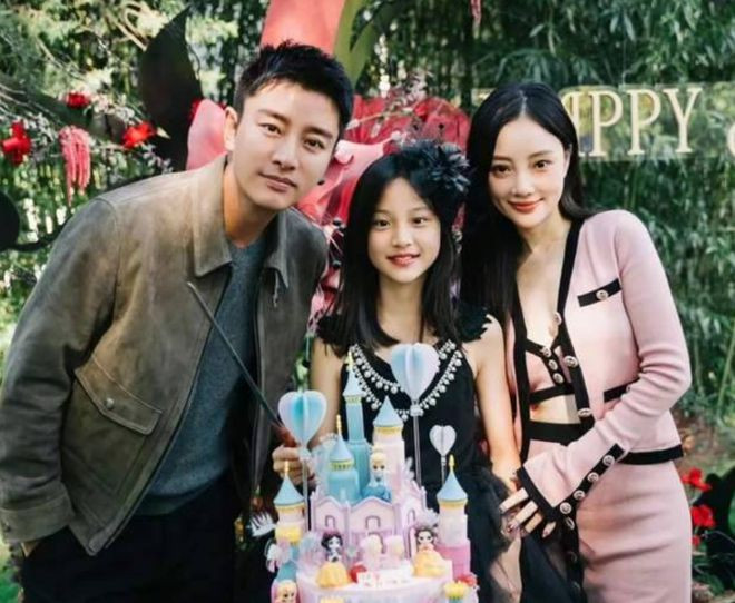 Con gái Lý Tiểu Lộ từng bị chê xấu nay hóa mỹ nhân nghi ngờ thẩm mỹ