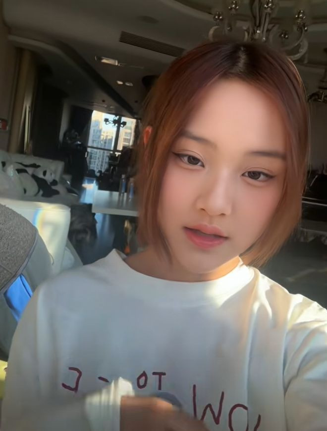 Con gái Lý Tiểu Lộ từng bị chê xấu nay hóa mỹ nhân nghi ngờ thẩm mỹ