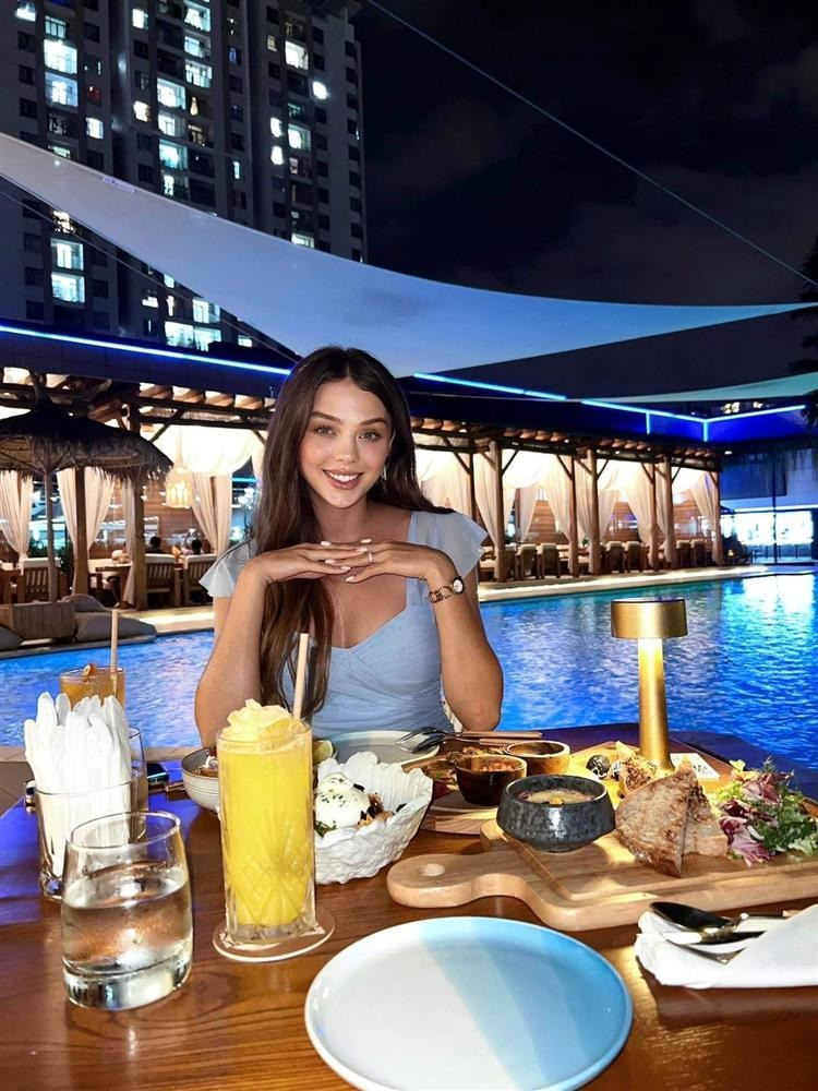 Lộ ảnh đỏ mặt vợ chồng Bùi Tiến Dũng trên giường nhan sắc mẫu Tây gây sốc