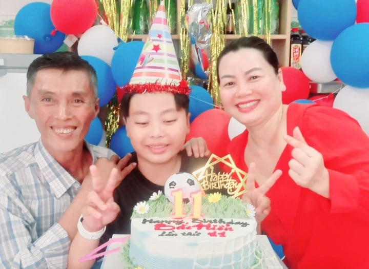 Nghệ sỹ Bắc Hải bên vợ con.