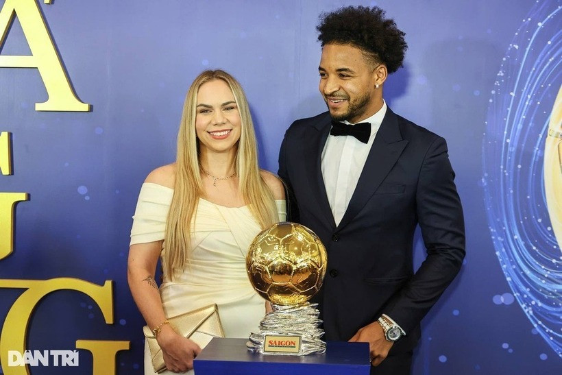 Vợ chồng Xuân Son trong lễ trao giải Quả bóng vàng Việt Nam. Ảnh: Dân trí
