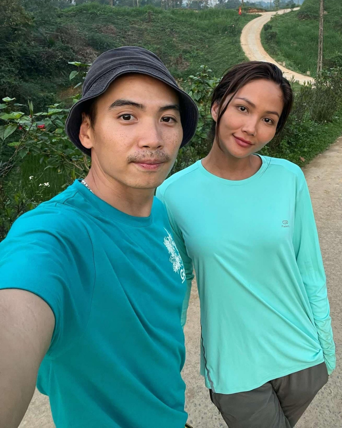 H'Hen Niê xuề xòa, không hàng hiệu khi xuất hiện bên chồng - Ảnh 2.