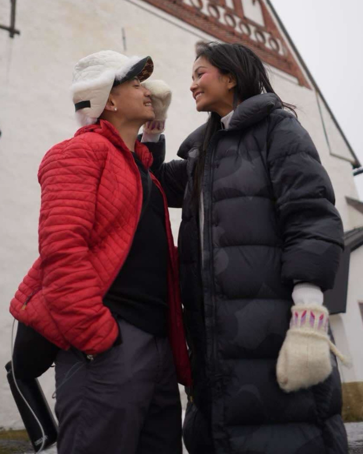 H'Hen Niê xuề xòa, không hàng hiệu khi xuất hiện bên chồng - Ảnh 9.