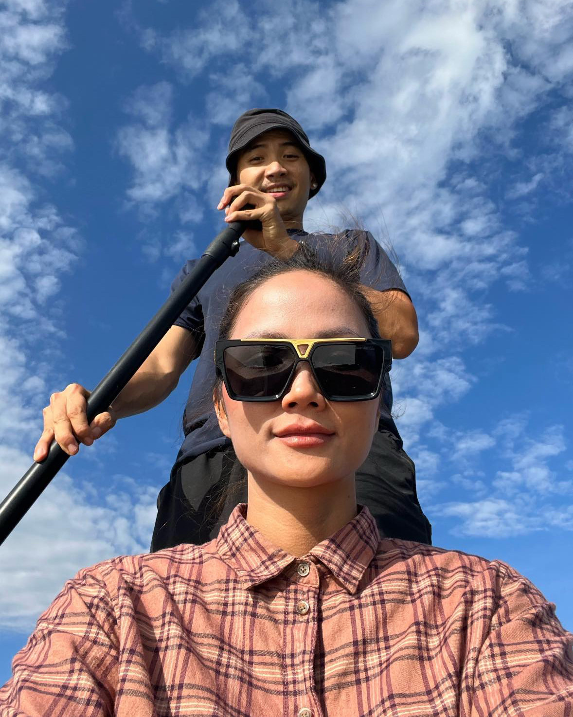 H'Hen Niê xuề xòa, không hàng hiệu khi xuất hiện bên chồng - Ảnh 6.