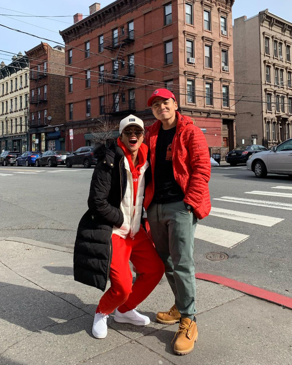 H'Hen Niê xuề xòa, không hàng hiệu khi xuất hiện bên chồng - Ảnh 8.