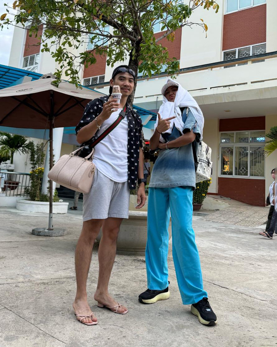 H'Hen Niê xuề xòa, không hàng hiệu khi xuất hiện bên chồng - Ảnh 5.