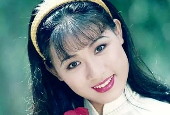 'Nữ hoàng ảnh lịch' bỏ nghề diễn lấy bằng tiến sỹ, làm giảng viên đại học