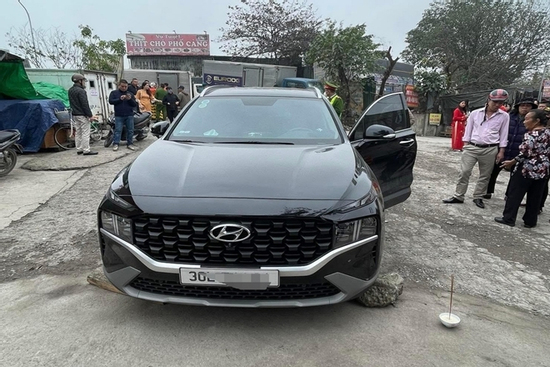 Phát hiện người đàn ông tử vong trong ô tô tại Hà Nội