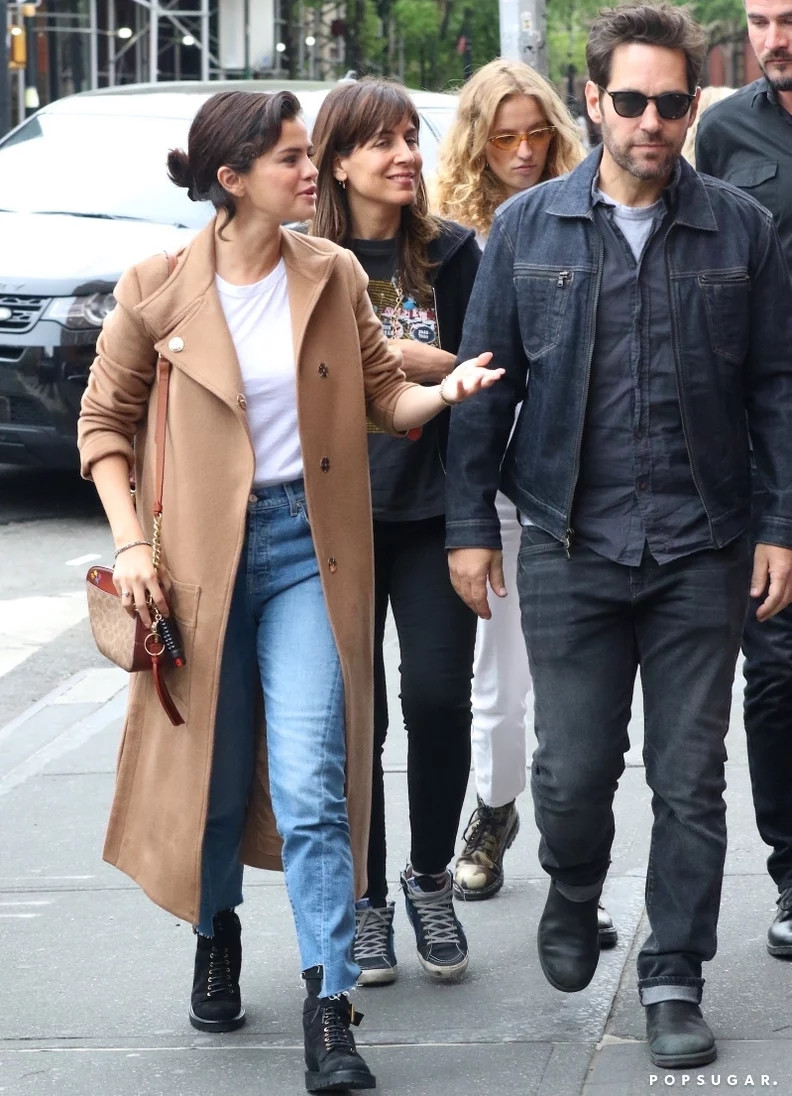 Quần jeans ống rộng đang rất