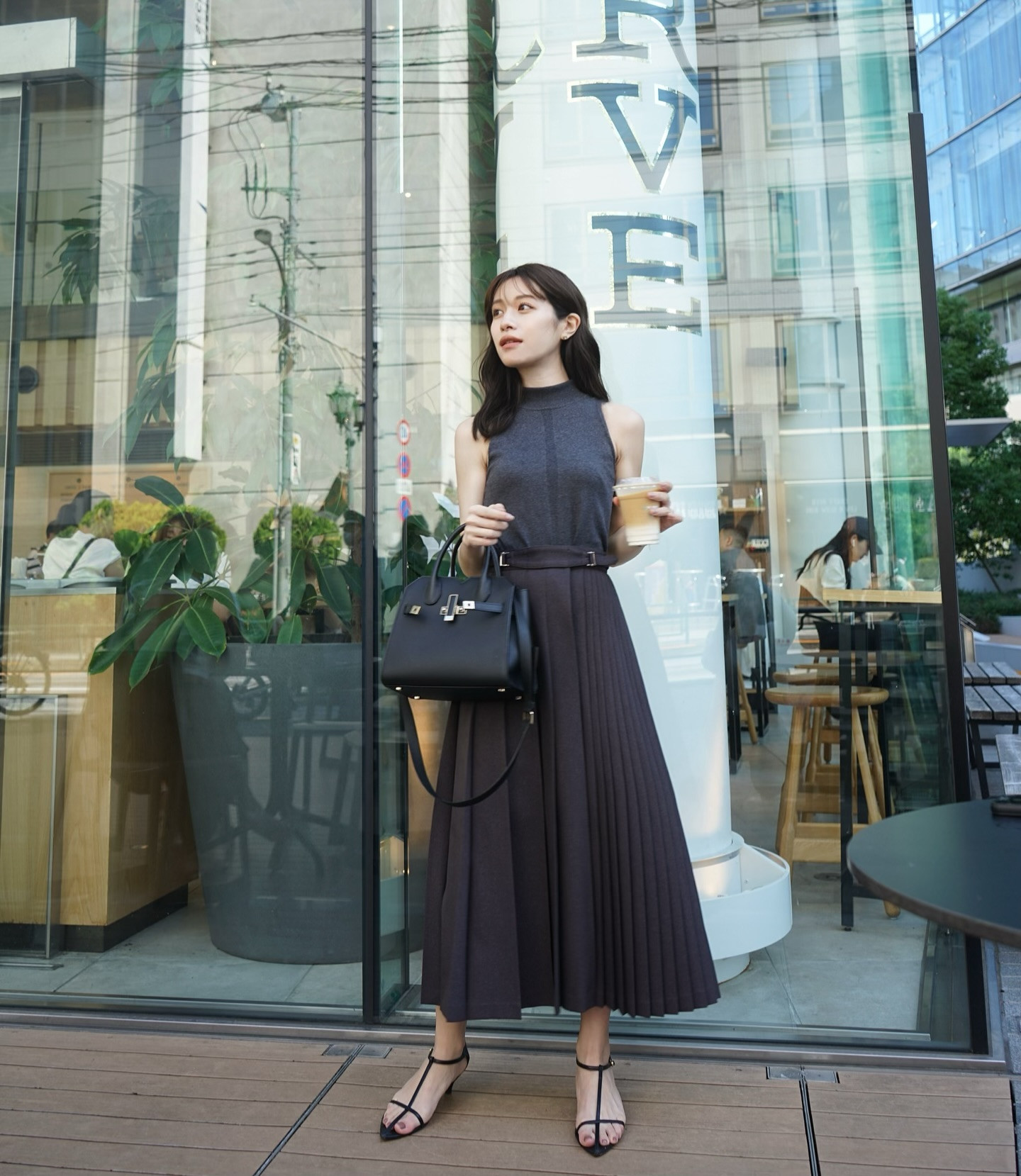 10 bộ trang phục lên hình