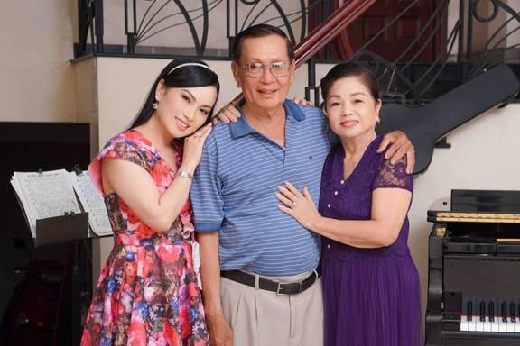 Bộ ba chị em đình đám làng nhạc Việt tiết lộ lý do chia sẻ câu chuyện ngôn tình của ba mẹ với công chúng ảnh 6