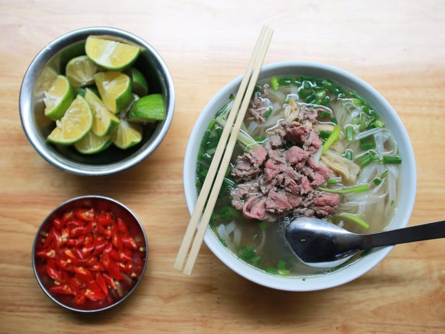 Chủ quán phở có ngoại hình giống ngôi sao Vương Phi, nổi tiếng bởi việc làm ý nghĩa ảnh 4