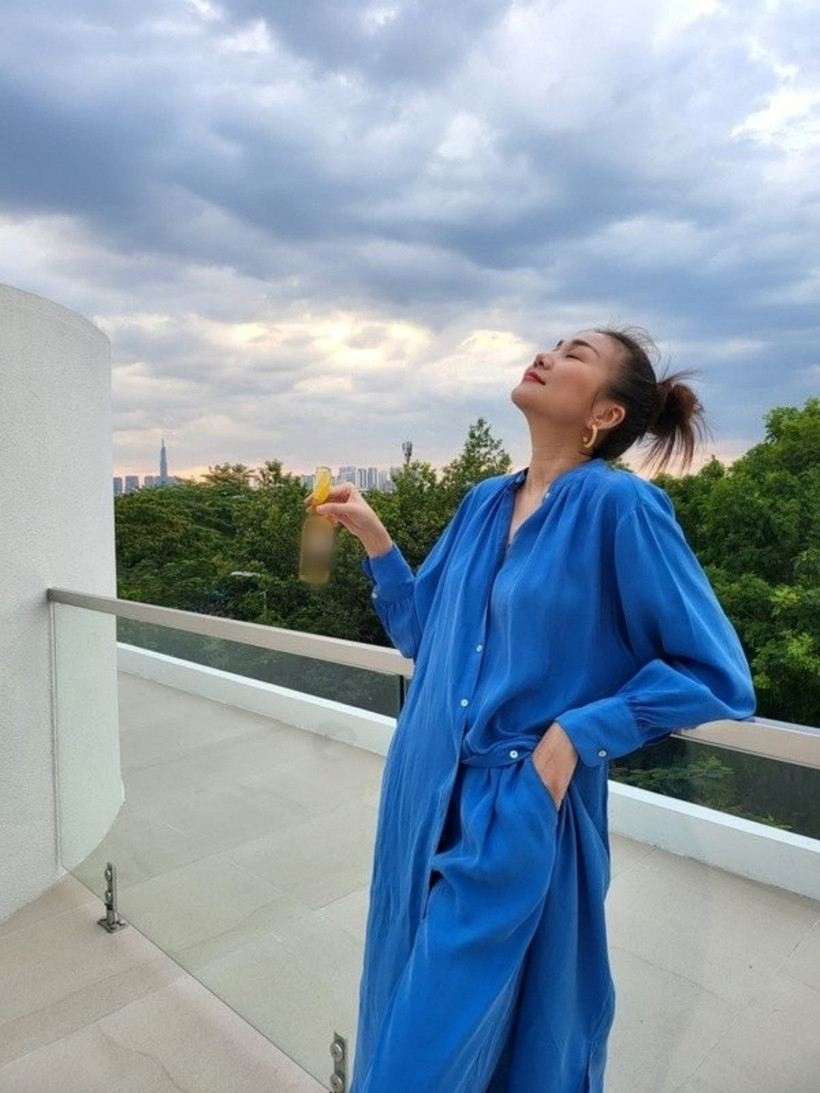 Biệt thự của cô có màu trắng chủ đạo, xung quanh có nhiều cây xanh, không gian thoáng đãng.