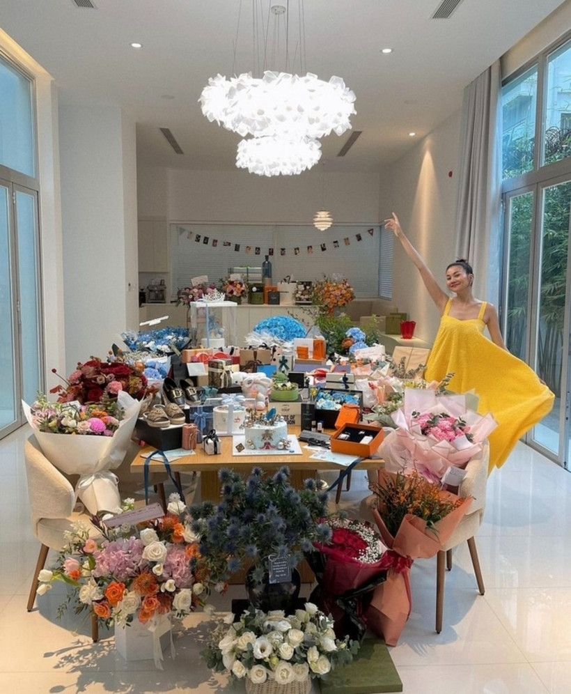 Phòng khách khá rộng, đủ không gian để chứa cả