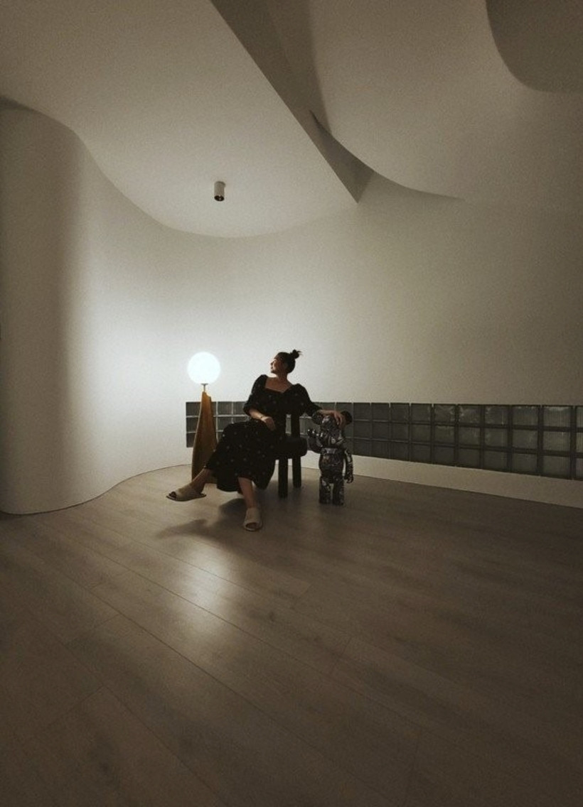 Những đường cong uốn lượn giúp không gian biệt thự đậm chất nghệ thuật.