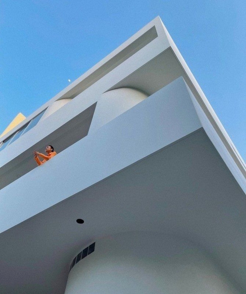 Thiết kế bên trong nhà được Thanh Hằng hé lộ rằng có 1 sàn lớn là phòng dành cho cô, 1 phòng cho gia nhân, 1 phòng tập gym và yoga.