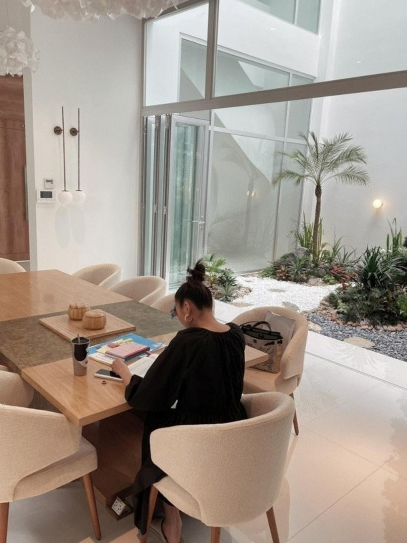 Cô cho lắp đặt nhiều cửa kính lớn để lấy được ánh sáng tối đa, tạo cảm giác thoáng đãng.