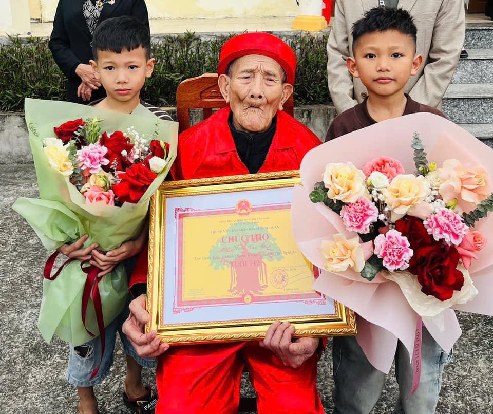 Cụ ông 112 tuổi có 29 cháu, 73 chắt và 4 chút, tự chống gậy đi dự lễ mừng thọ- Ảnh 1.