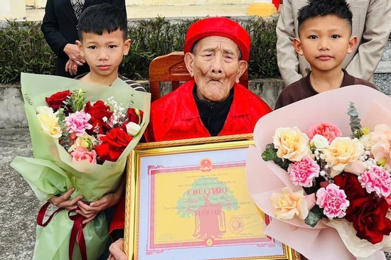 Cụ ông 112 tuổi có 29 cháu, 73 chắt và 4 chút tự chống gậy đi dự lễ mừng thọ