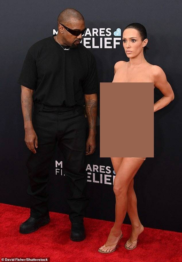 Màn khỏa thân gây phẫn nộ trên thảm đỏ Grammy ảnh 3