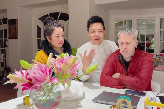 Vợ chồng tỷ phú Mỹ đón Tết Việt trong biệt thự vài chục triệu đô, mỗi chiếc dĩa là 2 cây vàng