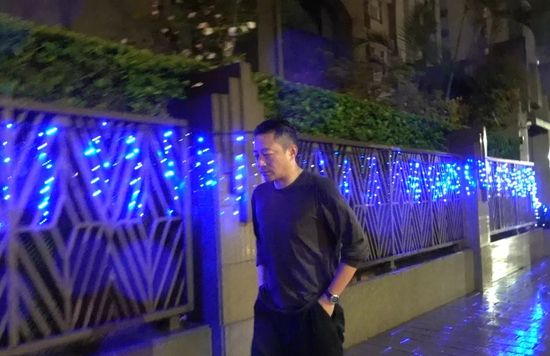 Chồng cũ Từ Hy Viên dầm mưa trên phố sau tin vợ cũ qua đời vì bệnh cúm