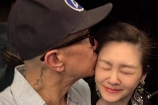 Chồng hôn vĩnh biệt Từ Hy Viên trước lúc hỏa táng