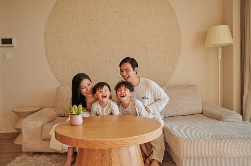 Khi bước vào căn hộ, ấn tượng đầu tiên là sự hòa quyện giữa những gam màu trung tính như trắng, be, nâu cùng các vật liệu tự nhiên như gỗ, đá. Tông màu chủ đạo này mang đến cảm giác nhẹ nhàng, thư giãn và gần gũi với thiên nhiên.