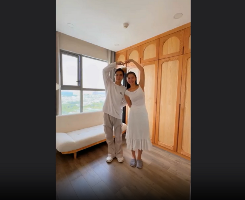 Mọi chi tiết nội thất trong nhà đều được bo cong góc, mang lại cảm giác dễ chịu, tạo sự an toàn cho con nhỏ. Được biết, khi chọn lựa nội thất, cặp đôi đã nghĩ sẵn về mẫu mã, màu sắc, kích thước, phong cách để chủ động và tránh mất thời gian khi tới showroom.