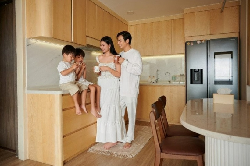 Phòng bếp đầu đủ tiện nghi, được thiết kế theo phong cách hiện đại. Khu vực nấu nướng được bố trí gọn gàng, ngăn nắp, giúp việc nấu nướng trở nên dễ dàng và thuận tiện hơn.