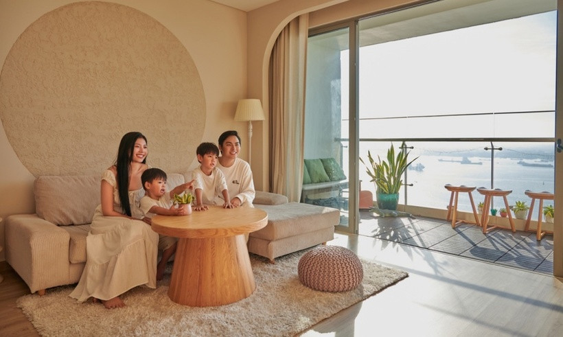 Cơ ngơi của cặp đôi bao gồm một phòng khách, khu vực bếp, một phòng ngủ master, phòng ngủ cho con nhỏ, một phòng đa chức năng (để makeup, thay đồ, phòng ở cho khách).