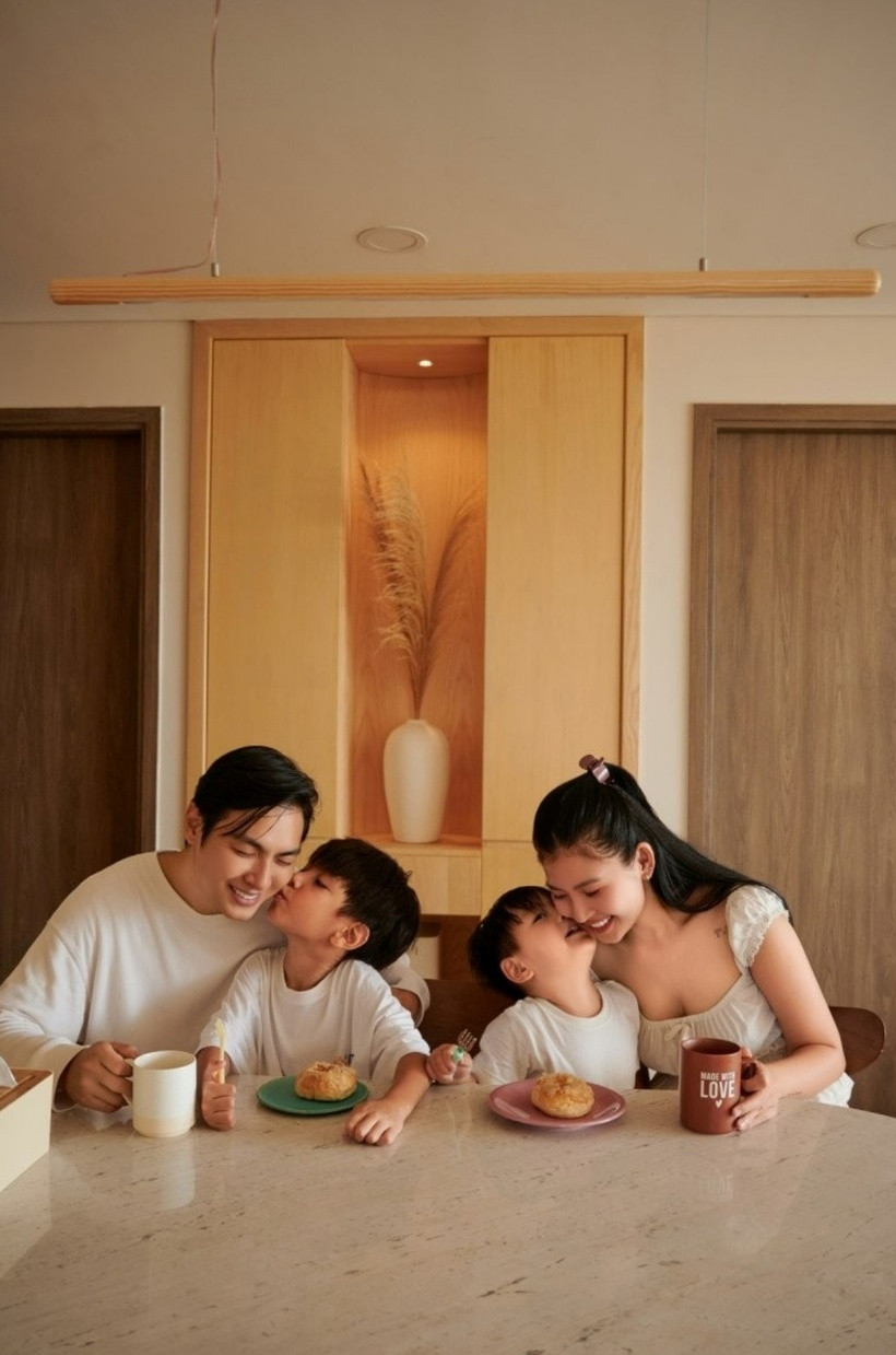 Khu vực bàn ăn cạnh bếp được làm từ chất liệu đá marble.