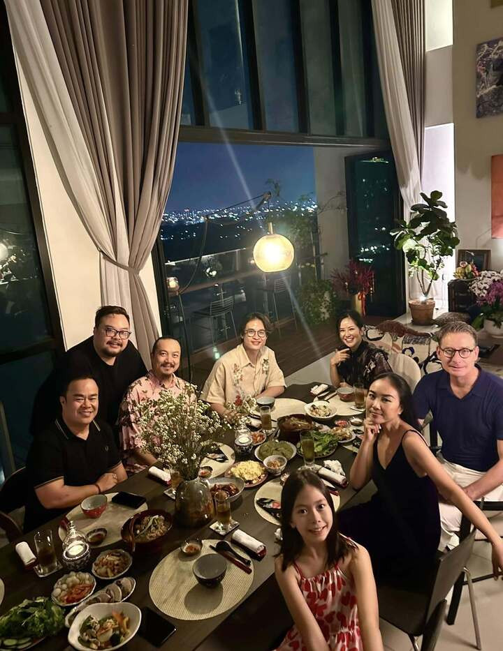 Bạn bè hội ngộ, ăn tiệc tân niên tại penthouse ở Sài Gòn của Hồng Nhung.