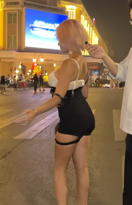 Khoe body nóng bỏng, cô gái đòi