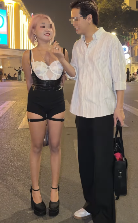 Khoe body nóng bỏng, cô gái đòi