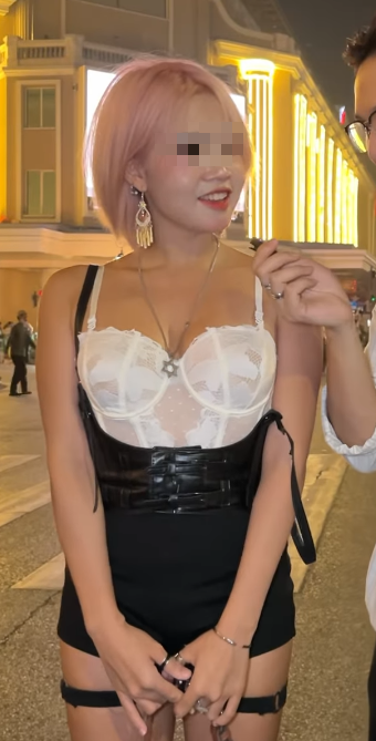 Khoe body nóng bỏng, cô gái đòi