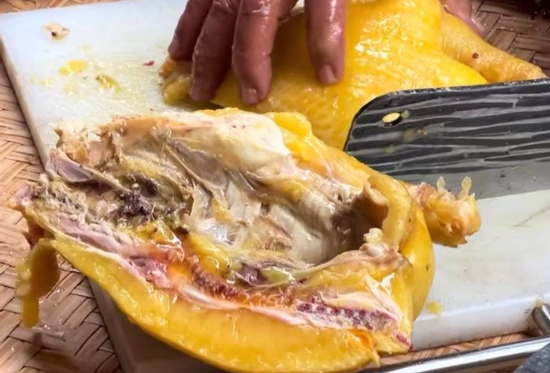 Màn chặt gà hết Tết rồi vẫn hot: Bóng nhẫy, mỡ nguyên con, hội nghiện đồ béo nhìn cũng phát hoảng