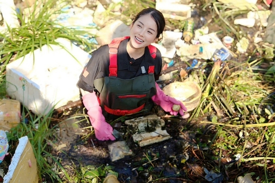 Mie - DJ nổi tiếng không ngại đi vớt rác thải