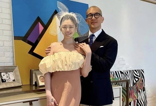 Từ Hy Viên trước lúc hỏa táng vẫn đẹp 'giống như đang ngủ', chồng khóc nấc, hôn vĩnh biệt lần cuối