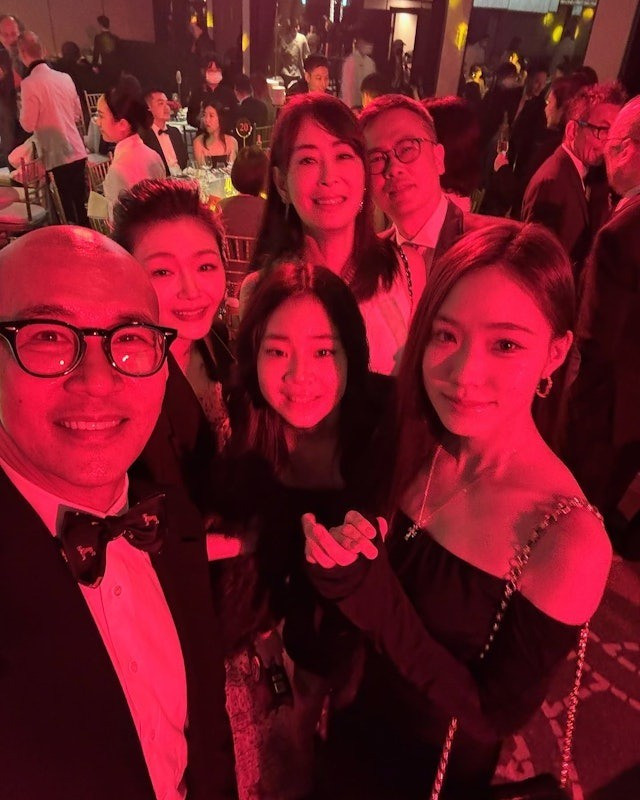 Từ Hy Viên trước lúc hỏa táng vẫn đẹp 'giống như đang ngủ', chồng khóc nấc, hôn vĩnh biệt lần cuối - Ảnh 2