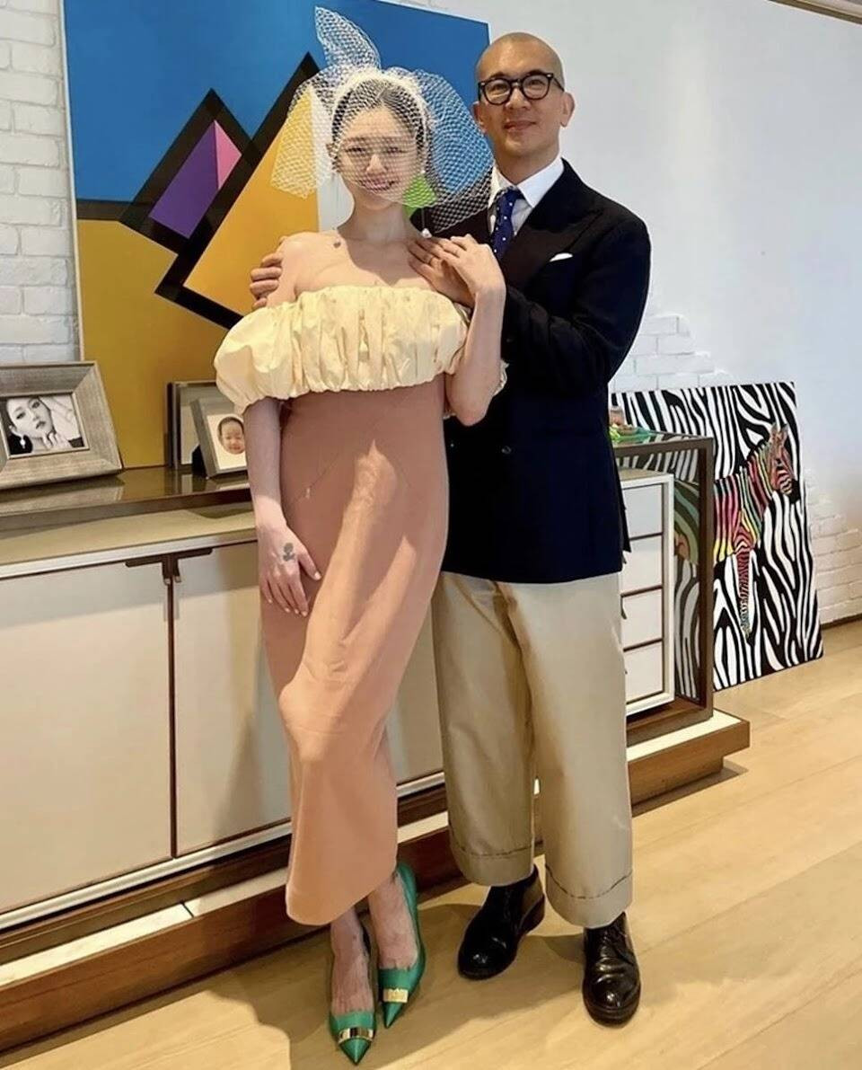 Từ Hy Viên trước lúc hỏa táng vẫn đẹp 'giống như đang ngủ', chồng khóc nấc, hôn vĩnh biệt lần cuối - Ảnh 3