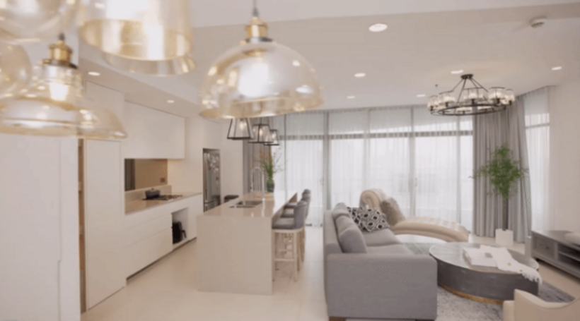 Căn hộ này rộng khoảng 170m2, thuộc khu phức hợp hạng sang. Gia đình Hà Anh dọn về căn chung cư này từ đầu năm 2022. Được biết, cô đã cùng một người bạn thân thiết kế căn nhà và chi khoảng hơn 14 tỷ đồng để có thể hoàn thiện từ A-Z tổ ấm này.