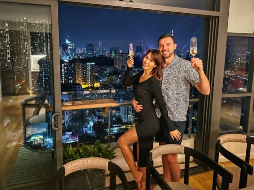 Tại khu vực ban công, Hà Anh thiết kế chiếc bàn nhỏ để gia đình có thể nhìn ngắm thành phố từ trên cao.