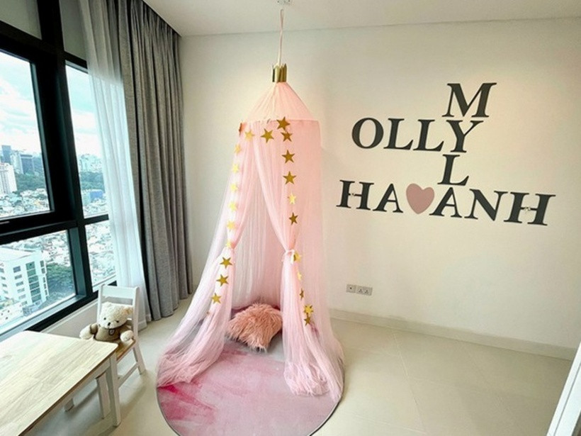 Trong khi đó, phòng ngủ của con gái cô được trang trí lộng lẫy giúp bé cảm thấy an toàn để có thể vui chơi và nghỉ ngơi trong không gian riêng của chính mình.