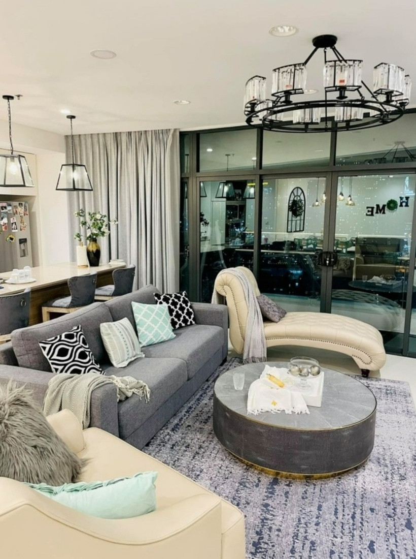 Căn hộ được thiết kế theo phong cách cổ điển châu Âu, kết hợp với những đường nét tối giản nhưng ấm áp đậm chất châu Á.