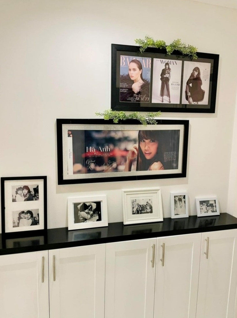 Trong nhà đặt những bức ảnh gia đình để các thành viên luôn cảm nhận hơi ấm hạnh phúc.